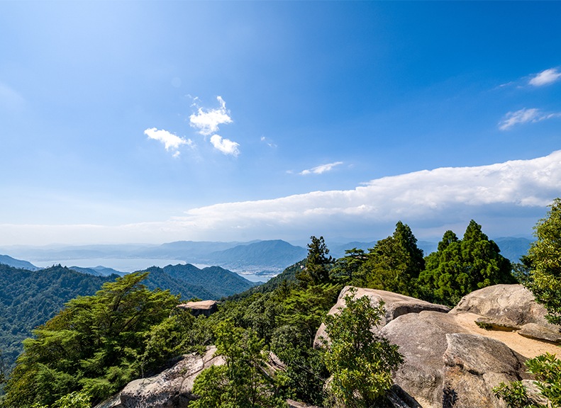 弥山への登山で歴史遺産や絶景を満喫